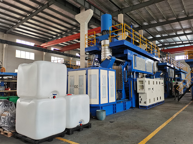 Сокращение затрат, а не углов: предложения выдувных машин IBC Tank