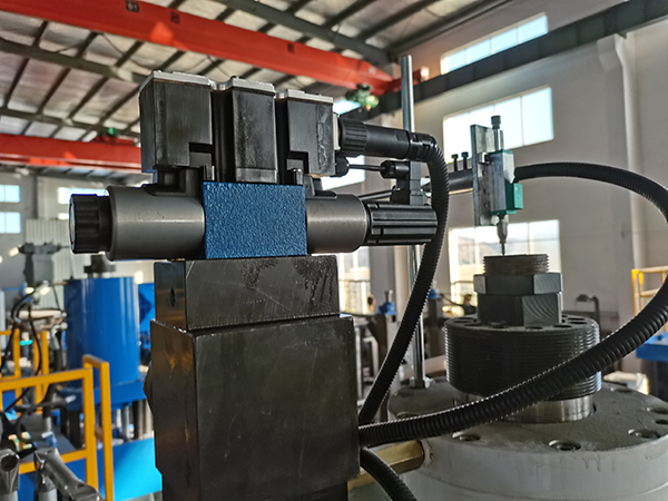 Система сервопривода большой выдувной машины для полых полостей